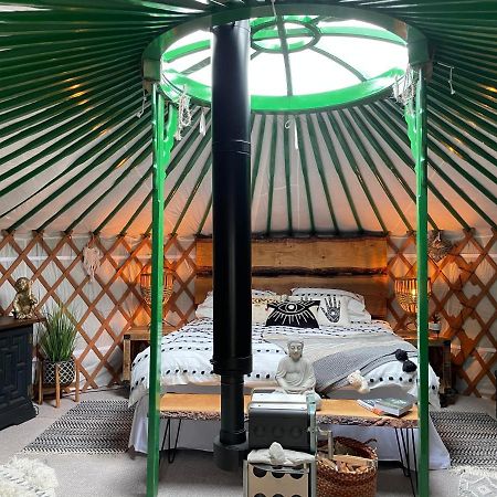 O Dan Y Coed Luxury Yurt With Hot Tub Hotell Chwilog Exteriör bild