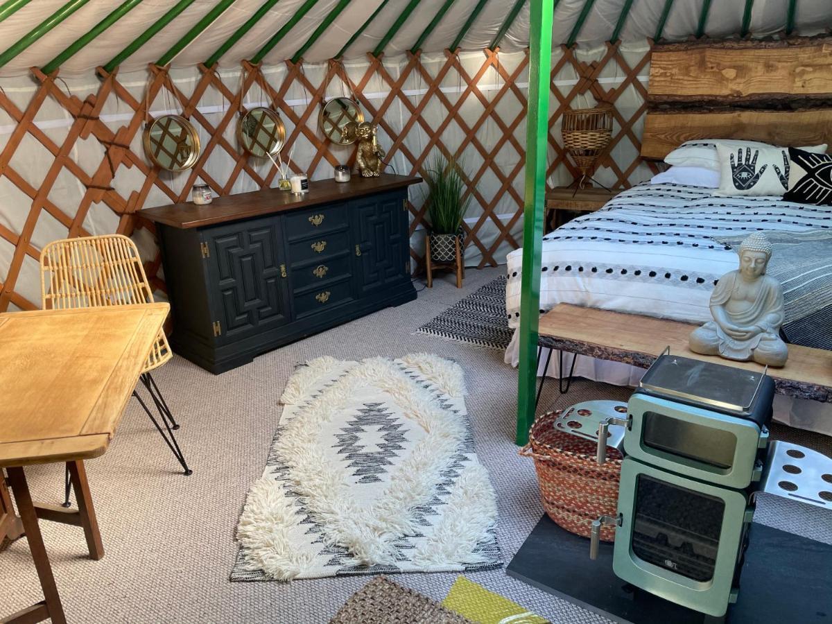 O Dan Y Coed Luxury Yurt With Hot Tub Hotell Chwilog Exteriör bild