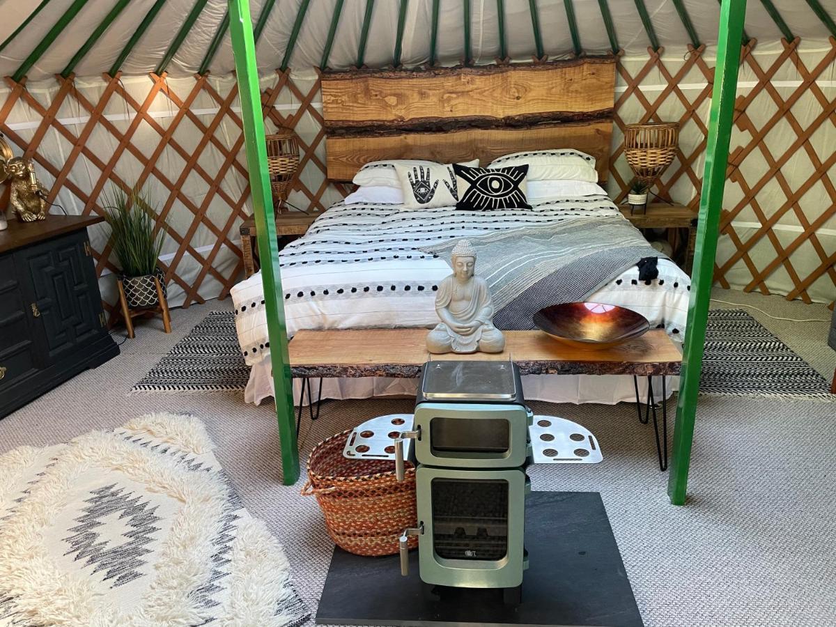 O Dan Y Coed Luxury Yurt With Hot Tub Hotell Chwilog Exteriör bild
