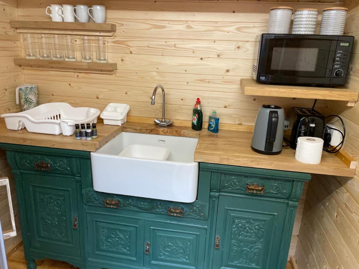 O Dan Y Coed Luxury Yurt With Hot Tub Hotell Chwilog Exteriör bild