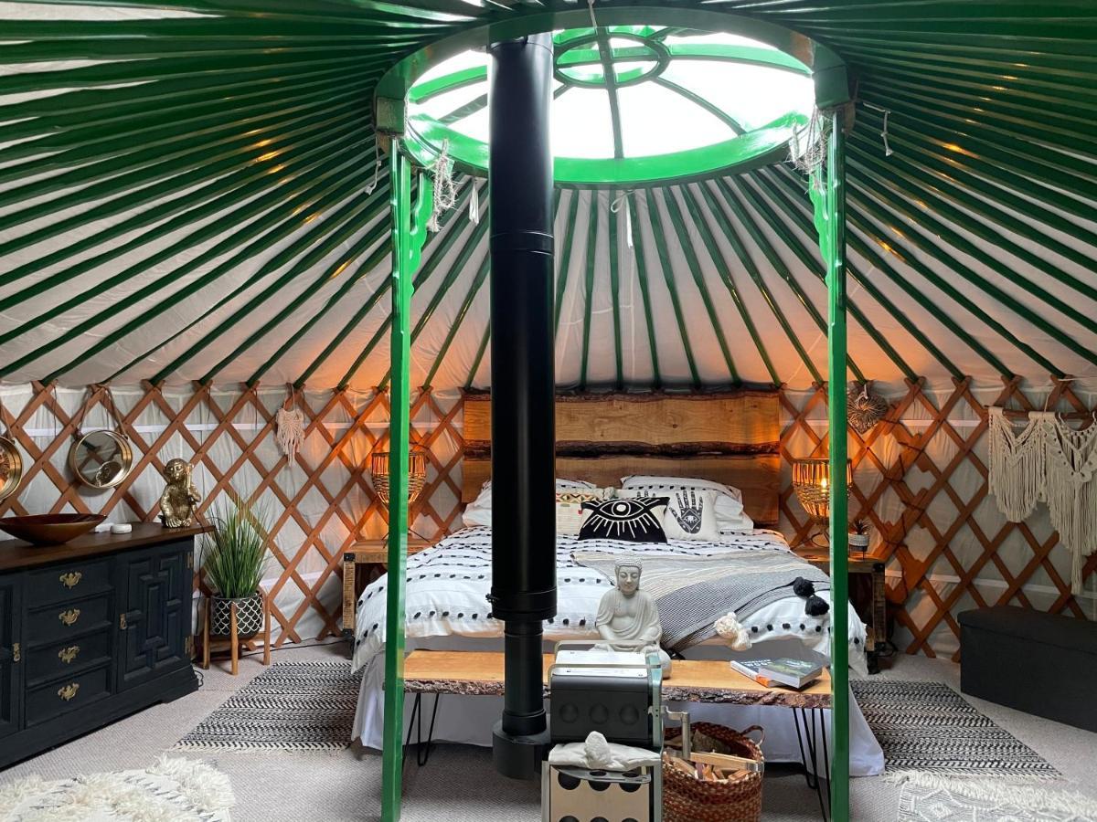 O Dan Y Coed Luxury Yurt With Hot Tub Hotell Chwilog Exteriör bild