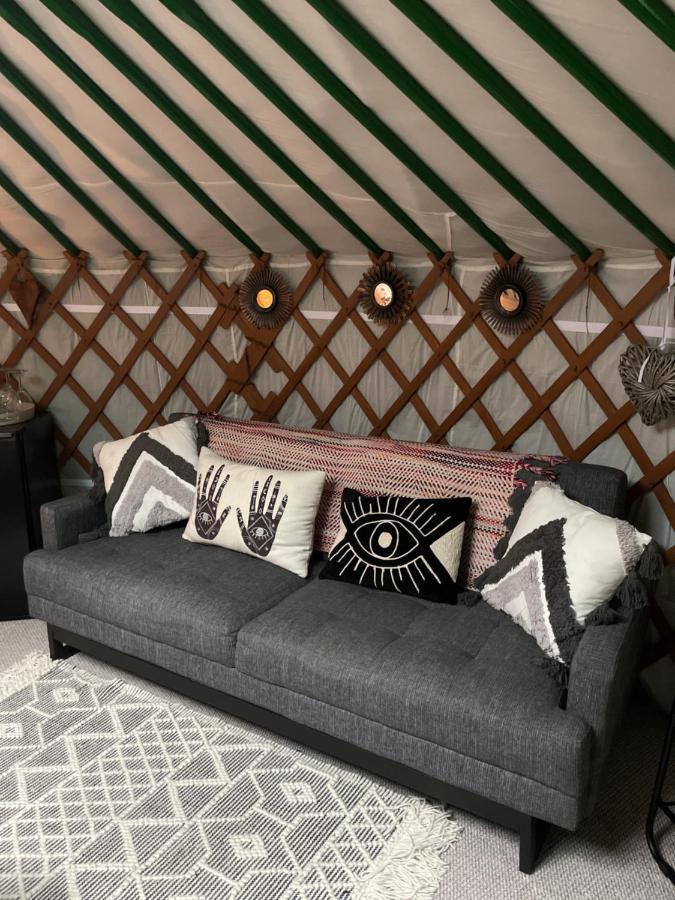 O Dan Y Coed Luxury Yurt With Hot Tub Hotell Chwilog Exteriör bild