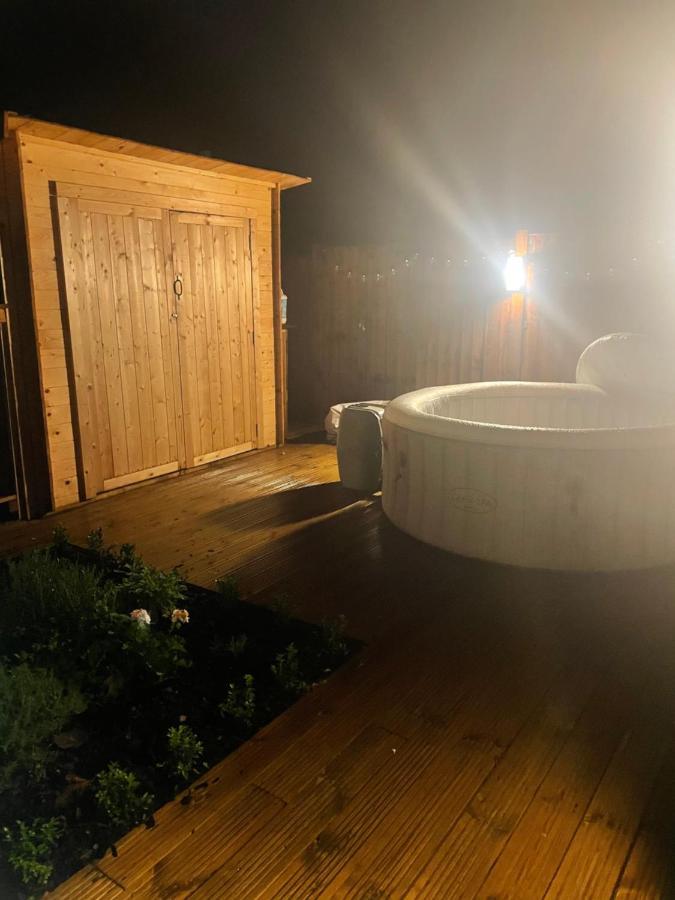 O Dan Y Coed Luxury Yurt With Hot Tub Hotell Chwilog Exteriör bild